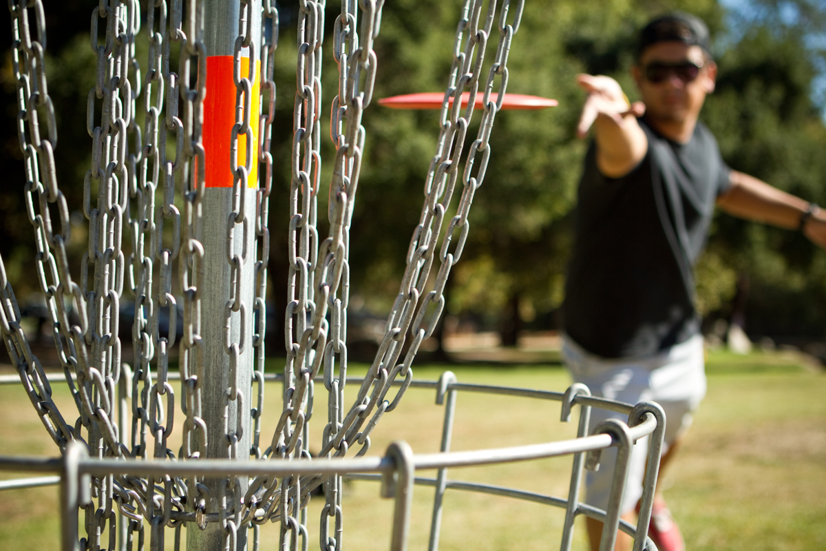 man playing disc golf